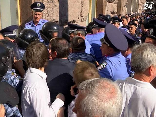 Подія дня: Депутати від опозиції штурмом узяли Київраду Подія дня: Депутати від опозиції штурмом узяли Київраду