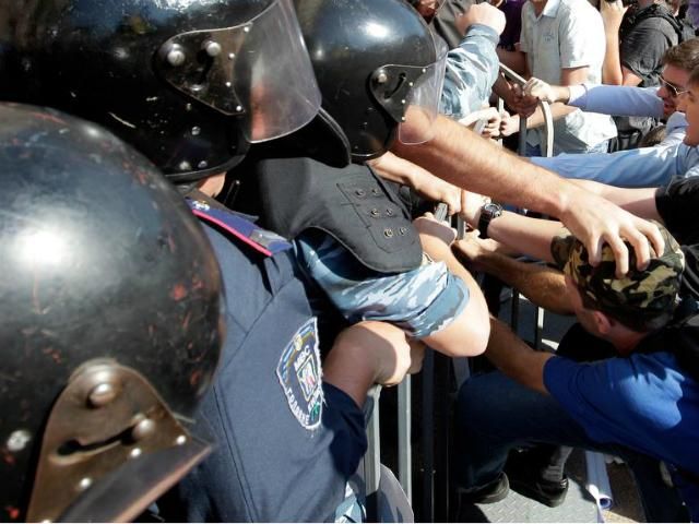 Под Киевсоветом "беркутовцы" сломали ребро оппозиционеру Под Киевсоветом "беркутовцы" сломали ребро оппозиционеру