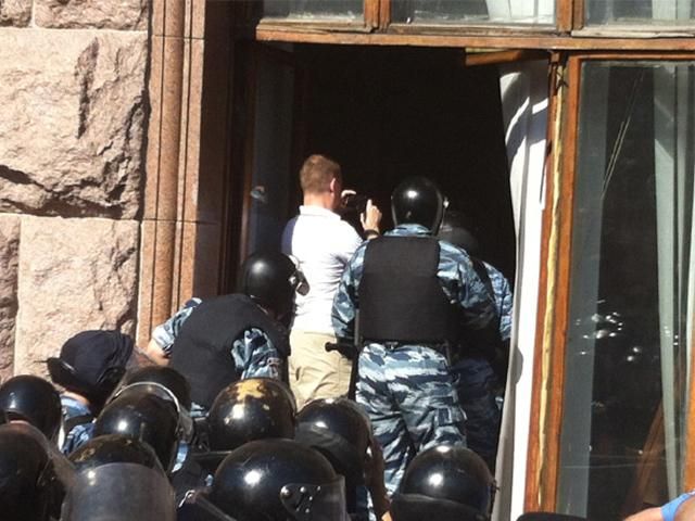 "Батьківщина" вимагає покарати міліціонерів, які побили нардепів під Київрадою "Батьківщина" вимагає покарати міліціонерів, які побили нардепів під Київрадою