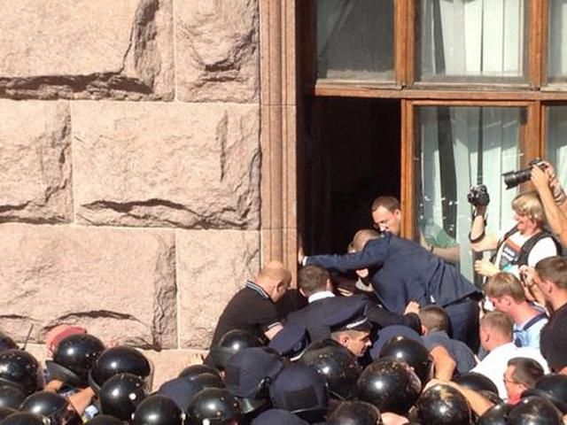 За бійки під Київрадою прокуратура порушила дві справи: проти депутатів і проти міліціонерів