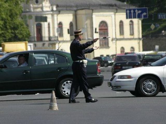 У центрі Києва майже на годину перекрили рух через кортеж високопосадовця 