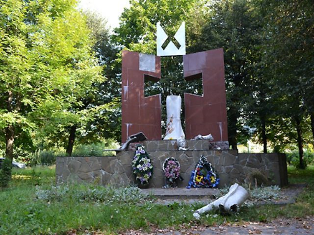 На Львівщині невідомі зруйнували пам'ятник воїнам УПА (Фото)