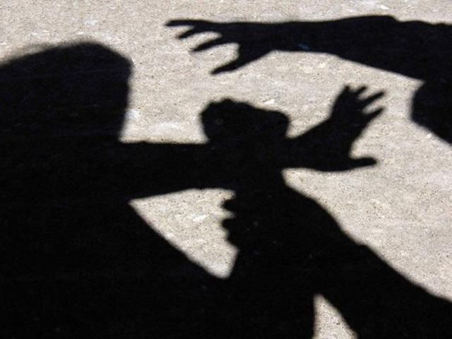 У Макіївці 14-річна дівчина викинулася з третього поверху, рятуючись від зґвалтування У Макіївці 14-річна дівчина викинулася з третього поверху, рятуючись від зґвалтування