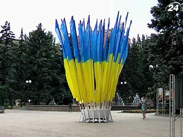 Спалені у Донецьку прапори замінили на нові Спалені у Донецьку прапори замінили на нові