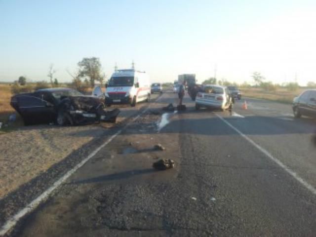 На Запоріжжі сталася аварія: 2 людини загинули, 3 у важкому стані (Фото) На Запоріжжі сталася аварія: 2 людини загинули, 3 у важкому стані (Фото)