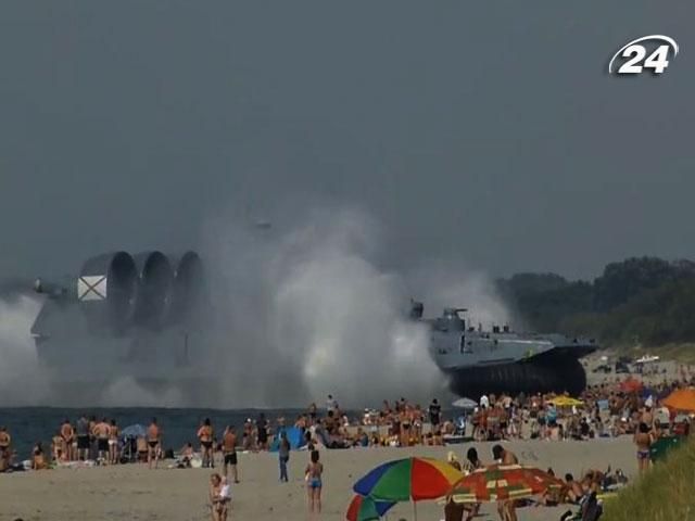 У Росії на пляж із відпочивальниками заплив десантний корабель У Росії на пляж із відпочивальниками заплив десантний корабель