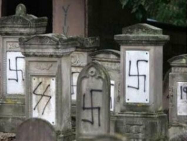 На Черниговщине вандалы обрисовали свастикой надгробия на еврейском кладбище