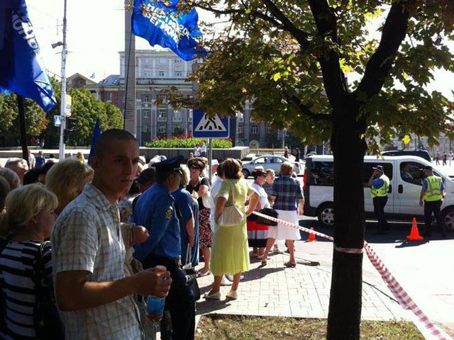 У Донецьку людей з паспортами зганяють зустрічати Президента