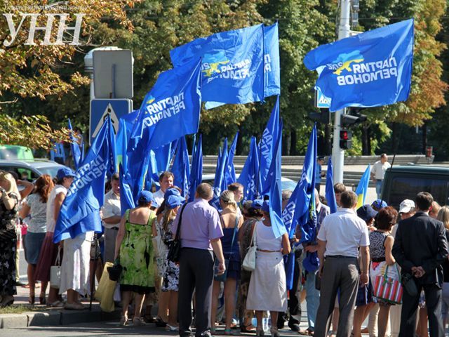 Земляки Януковича в очікуванні його прибуття Земляки Януковича в очікуванні його прибуття