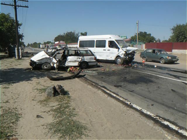 На Миколаївщина легковик протаранив мікроавтобус: одна людина загинула (Фото) На Миколаївщина легковик протаранив мікроавтобус: одна людина загинула (Фото)