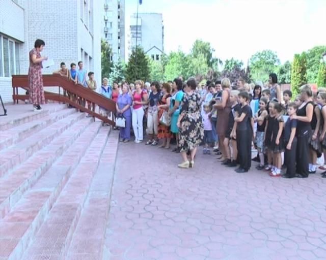 Школьников и учителей тренируют на случай пожара Школьников и учителей тренируют на случай пожара