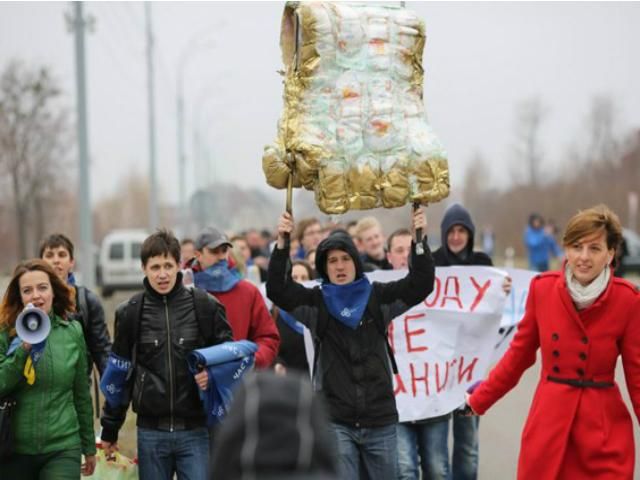 В аеропорті затримали активістку, яка хотіла показати Європі фільм про Межигір'я В аеропорті затримали активістку, яка хотіла показати Європі фільм про Межигір'я