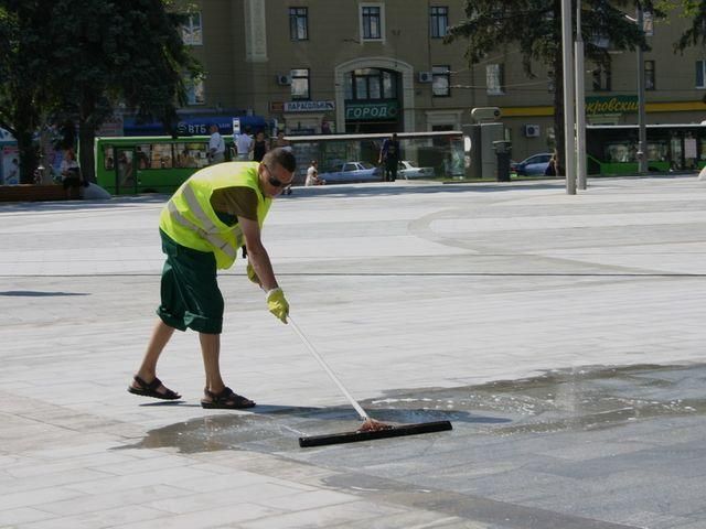 К приезду Януковича улицы Харькова мыли швабрами и тряпками (Фото)
