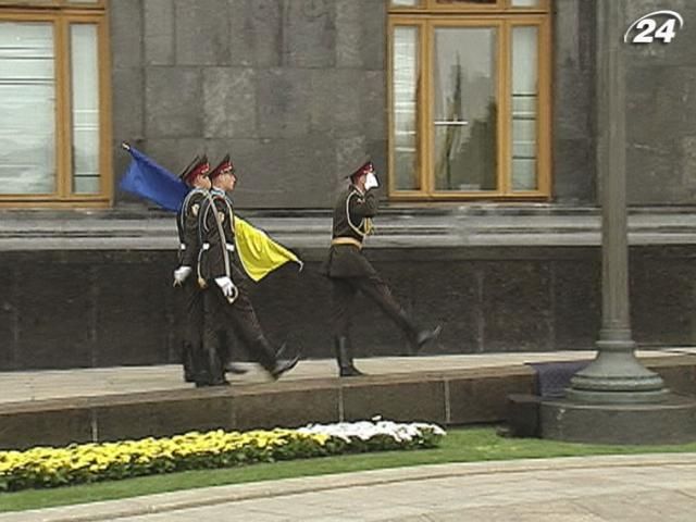 На Банковой торжественно подняли государственный флаг