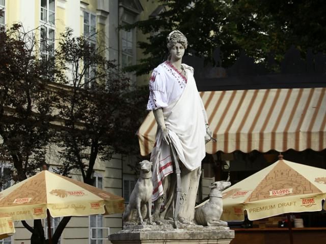 Львовские скульптуры традиционно одели в вышиванки Львовские скульптуры традиционно одели в вышиванки