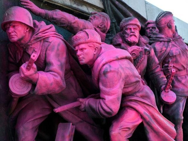 У болгарській Софії радянських солдатів розмалювали у рожевий колір (Фото)