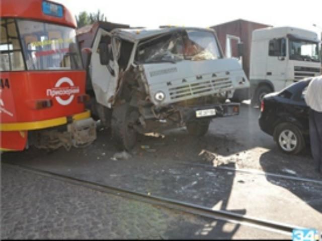 В Днепропетровске столкнулись сразу легковушка, грузовик и трамвай (Фото) В Днепропетровске столкнулись сразу легковушка, грузовик и трамвай (Фото)