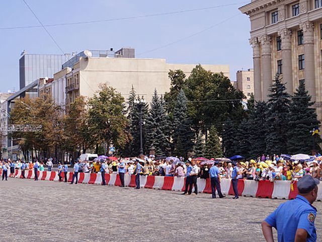 К Януковичу ветеранов пропускают через металлодетектор (Фото)