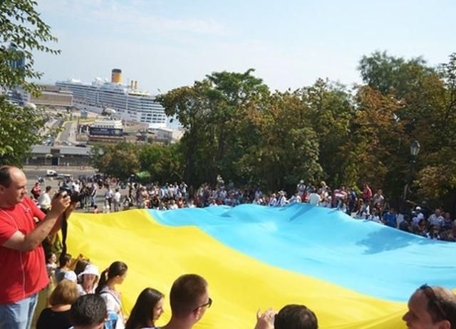 На Потьомкінських сходах в Одесі розгорнули 22-метровий прапор 