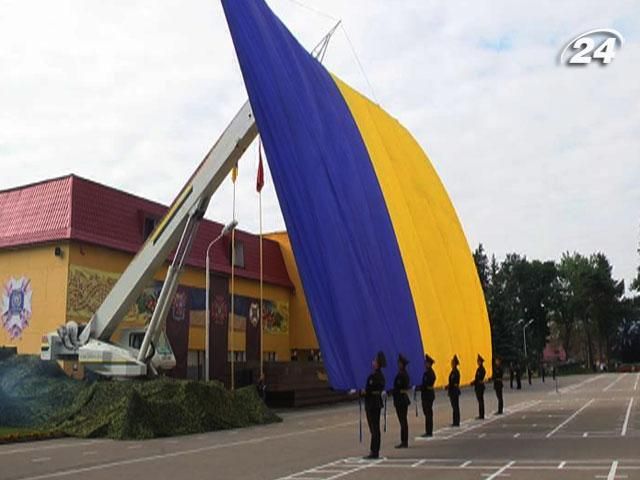 У День державного прапора у Львові підняли найбільший стяг