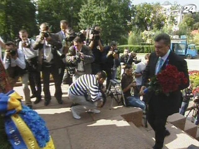 Первые лица государства возложили цветы к памятникам Шевченко и Грушевскому Первые лица государства возложили цветы к памятникам Шевченко и Грушевскому