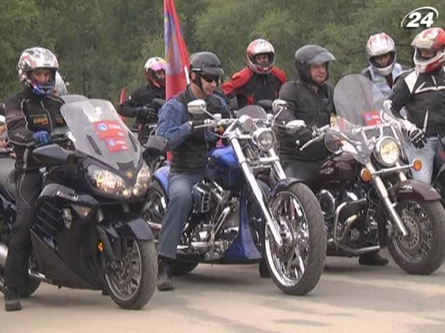 Виталий Кличко отправился с байкерами в Европу на "Харлее" младшего брата Виталий Кличко отправился с байкерами в Европу на "Харлее" младшего брата