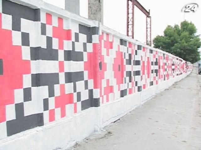 В Тернополе создали самую длинную "вышитую" стену в Украине В Тернополе создали самую длинную "вышитую" стену в Украине