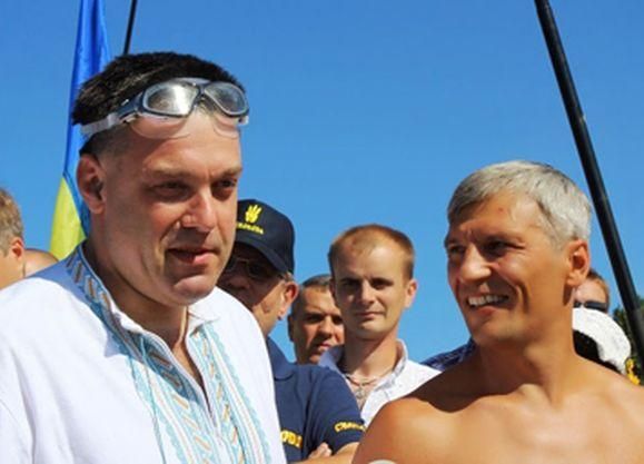 Свободівці перепливли Дніпро і з'єднали Україну (Фото) Свободівці перепливли Дніпро і з'єднали Україну (Фото)