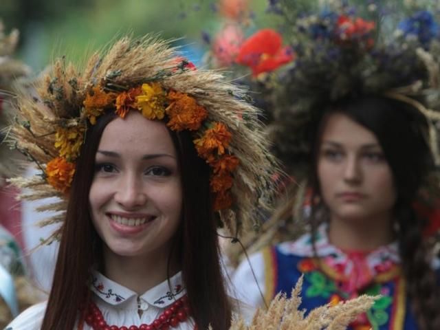 Голі дівчата покрасувалися на Параді вишиванок у Києві