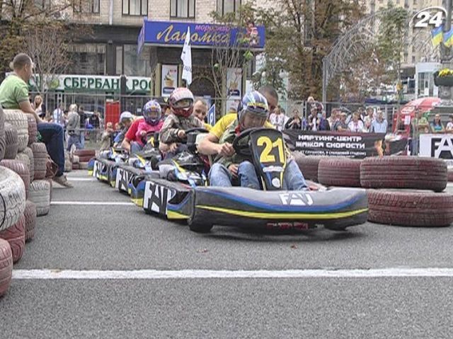 В Киеве автогонщики приучают детей к быстрой езде В Киеве автогонщики приучают детей к быстрой езде