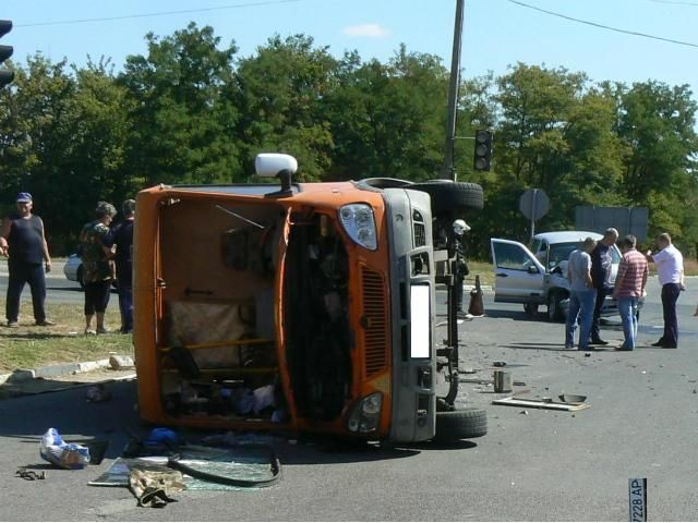 У Кіровограді перекинувся автобус з 13 пасажирами  