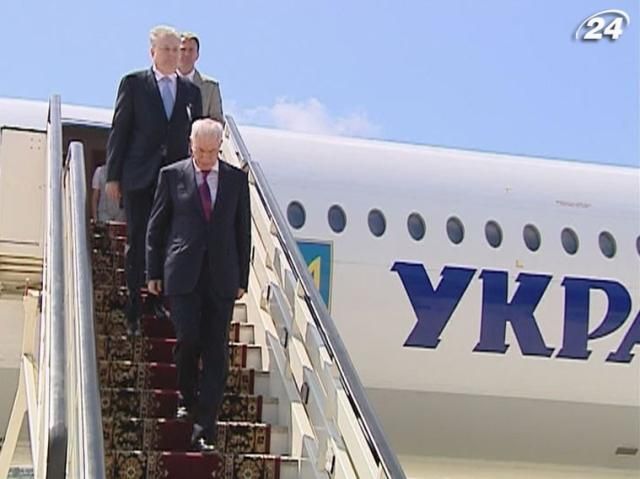 Азаров летит в Москву, чтобы решить таможенный конфликт Азаров летит в Москву, чтобы решить таможенный конфликт