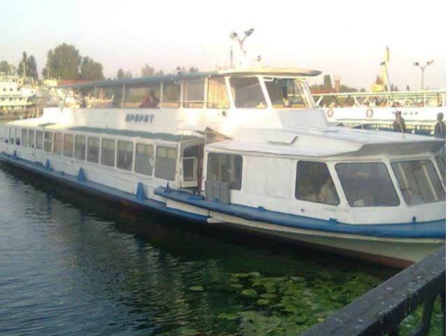 У Херсоні росіяни вимагали зняти національні символи України з теплоходу (Фото) У Херсоні росіяни вимагали зняти національні символи України з теплоходу (Фото)