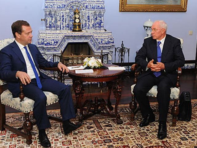 Азаров та Медведєв поїхали на спільну вечерю Азаров та Медведєв поїхали на спільну вечерю