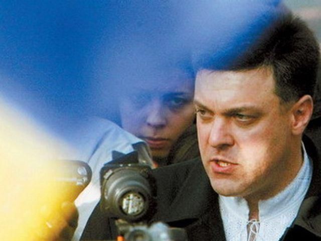 Тягнибок назвав символічною поїздку Азарова до Москви Тягнибок назвав символічною поїздку Азарова до Москви