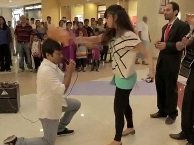 У Дубаї освідчення завершилося ударом гітарою по голові (Відео) У Дубаї освідчення завершилося ударом гітарою по голові (Відео)