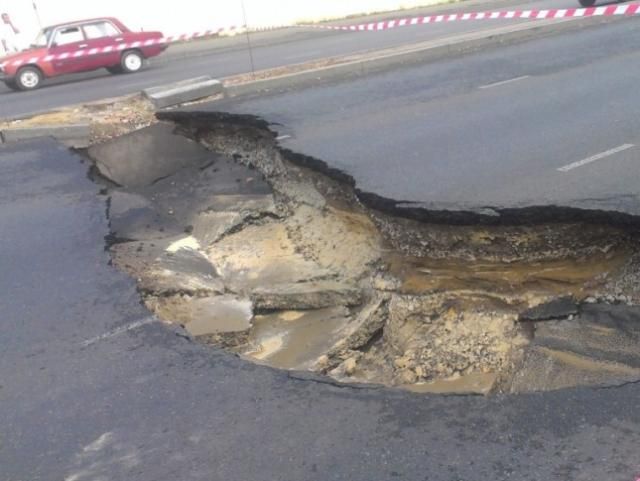 В Одесі розмило дорогу за 200 мільйонів В Одесі розмило дорогу за 200 мільйонів