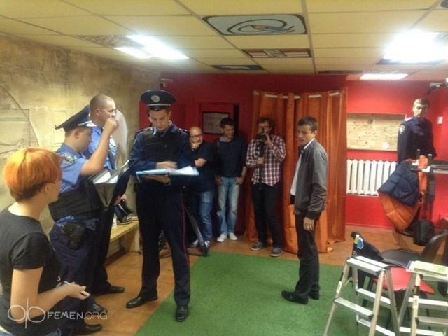 В Киеве милиция заблокировала офис FEMEN (Фото) В Киеве милиция заблокировала офис FEMEN (Фото)