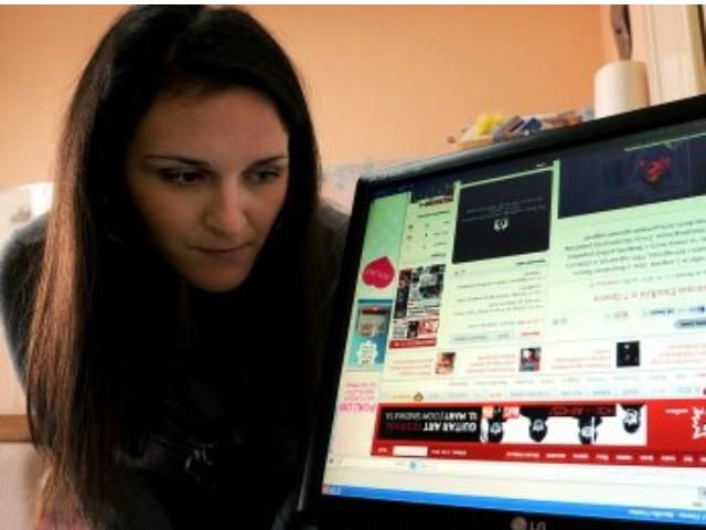 Дівчина із Сербії бачить світ догори дригом Дівчина із Сербії бачить світ догори дригом