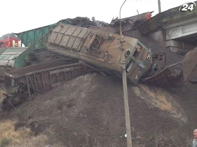 У Маріуполі перекинулися 2 вантажні потяги У Маріуполі перекинулися 2 вантажні потяги