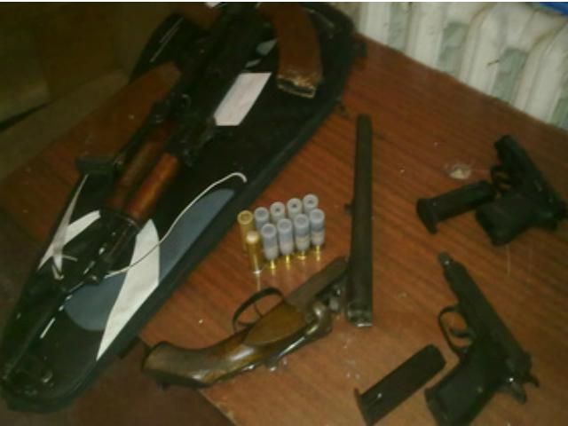 На Донеччині двоє хуліганів хотіли розстріляти відвідувачів магазину На Донеччині двоє хуліганів хотіли розстріляти відвідувачів магазину