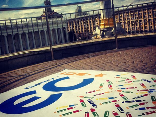 Киевляне собирают для Януковича ручки (Фото) Киевляне собирают для Януковича ручки (Фото)