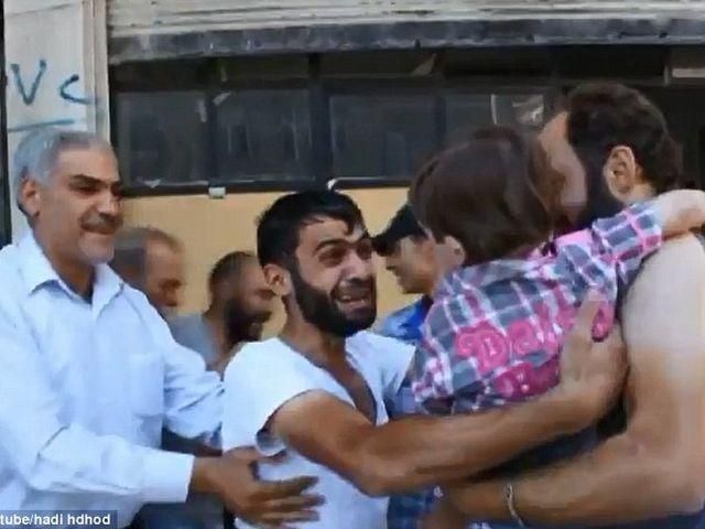 Емоційне відео зустрічі сирійця із сином, якого він вважав мертвим