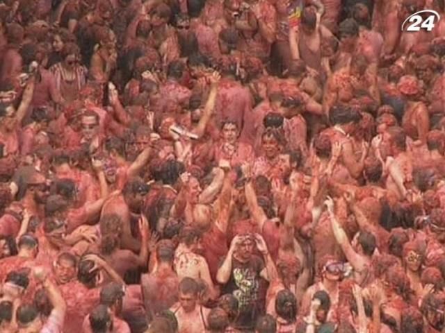 Томатные бои в Испании: 130 тысяч тонн помидоров на развлечения Томатные бои в Испании: 130 тысяч тонн помидоров на развлечения