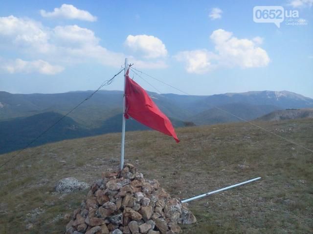 На крымской горе установили советский флаг (Фото)