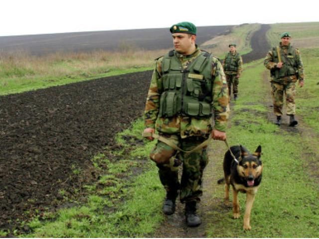 На Закарпатье группа вооруженных мужчин обстреляла пограничников На Закарпатье группа вооруженных мужчин обстреляла пограничников
