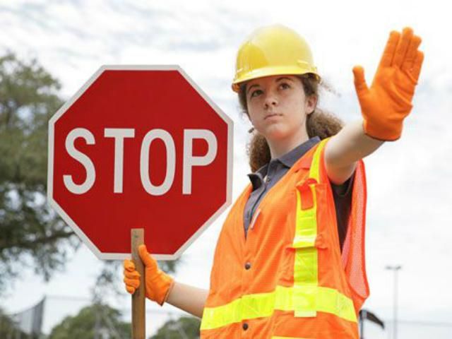 На нескольких столичных улицах перекрыли движение На нескольких столичных улицах перекрыли движение