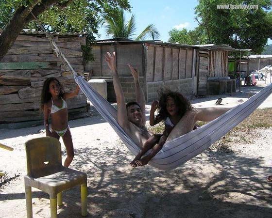 Комуніст Царьков весело розважався у Венесуелі в компанії маленьких дівчаток Комуніст Царьков весело розважався у Венесуелі в компанії маленьких дівчаток