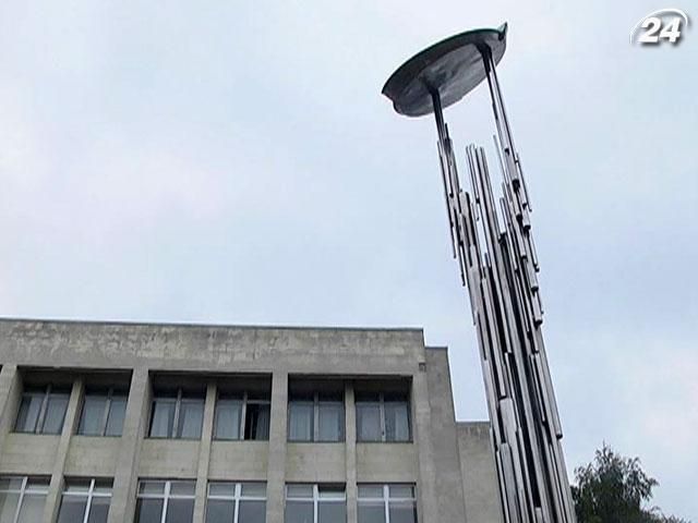 У Києві встановили монумент Прометея, який несе людям Wi-Fi