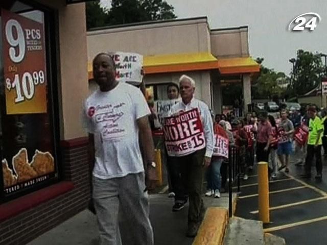 У США працівники фаст-фудів вимагають підвищення зарплати У США працівники фаст-фудів вимагають підвищення зарплати